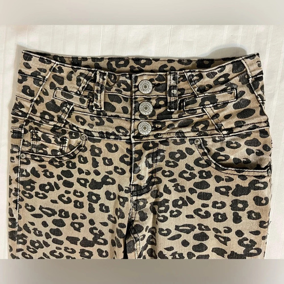 Almost Famous Animal Print Leopard Print Mid Rise Skinny Jeans Size 5 A2 - Picture 7 of 16